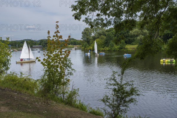 Pedal boats and sailing boats on the Oelbach, Kemnader See, Heveney, Witten, Ruhr area, North Rhine-Westphalia, Germany