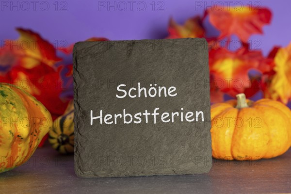 Slate plate with the inscription SCHÖNE HERBSTFERIEN and autumnal decoration