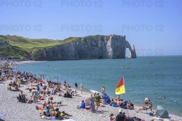 Beach and behind it the rock arch Falaise d'Aval, Étretat, Département Seine-Maritime, France