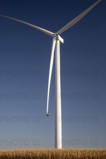 Luverne, Minnesota - Workers repair the cracked blade of a wind turbine