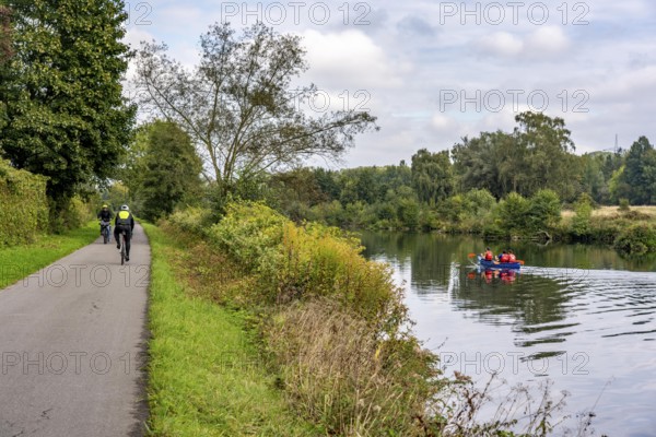 Canoeing on the Ruhr near Hattingen, towards Bochum, hire canoes, towpath, part of the Ruhr Valley cycle path, North Rhine-Westphalia, Germany