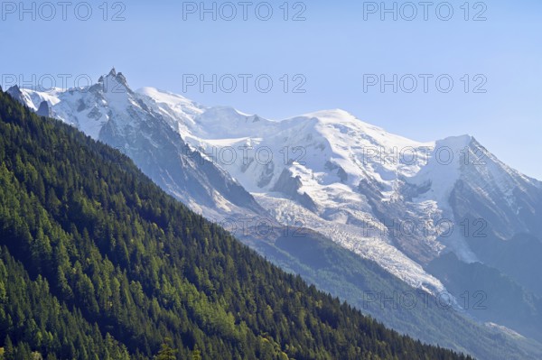 From left snow-covered Aiguille du Midi, Mont-Blanc, Vallot Hut, Dome du Goûter, Aiguille du Goûter, Chamonix-Mont-Blanc, Haute-Savoie, France