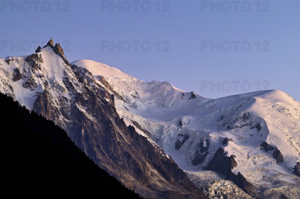 From left snow-covered Aiguille du Midi, Mont-Blanc, Vallot Hut, Dome du Goûter, Chamonix-Mont-Blanc, Haute-Savoie, France