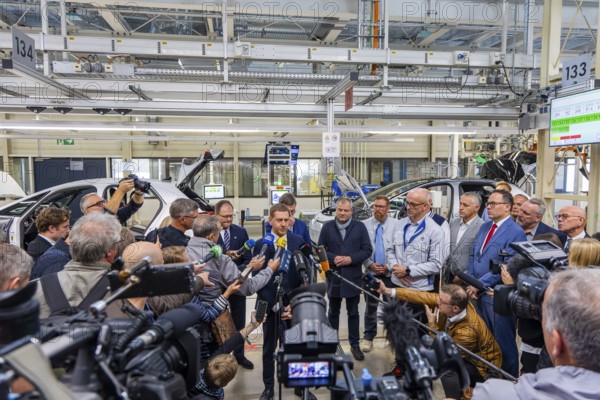 Minister President Michael Kretschmer and Economics Minister Dirk Panter and Thomas Edig, Head of Human Resources at VW Saxony, accompany Federal Environment Minister Carsten Schneider on his visit to the Volkswagen vehicle plant in Zwickau, Zwickau, Saxony, Germany