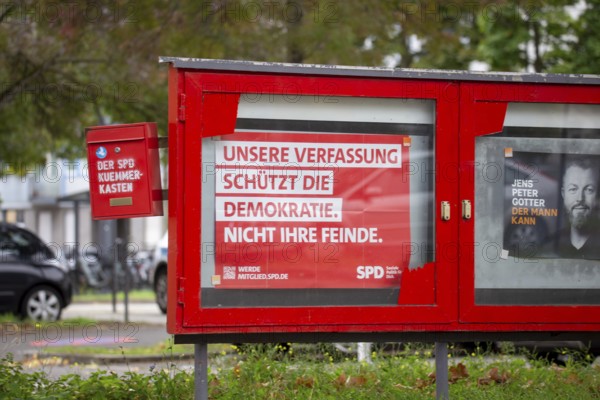Poster of the SPD in Ludwigshafen with the text UNSERE VERFASSUNG SCHÜTZT DIE DEMOKRATIE. NOT YOUR ENEMIES***In the mayoral election, Joachim Paul (AfD) was not authorised to stand for election by the city's election committee