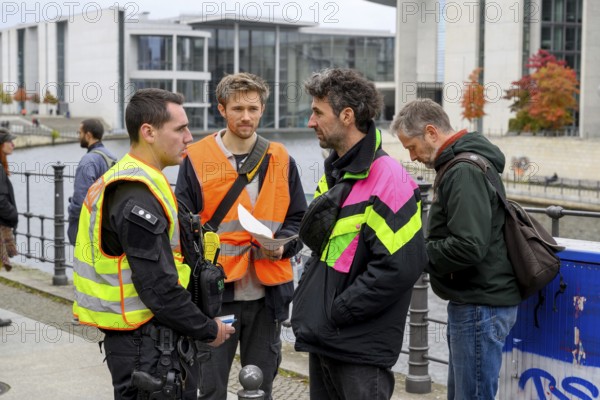 Henning Jeschke and Raphäl Thelen talking to the police. The New Generation had previously announced and officially registered the revolution that was to take place today. Marschallbrücke, Berlin, 06.10.2025