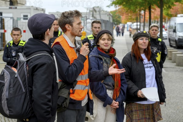 Participants of the Citizens' Assembly on Climate Protection of the New Generation present their results. orange waistcoat: Henning Jeschke. in front of the Reichstag, Berlin, 06.10.2025