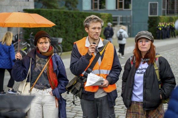 Henning Jeschke talks about the revolution of the new generation: just as children play cops and robbers, revolution is now being played. You learn by playing and at some point you will be successful. Marschallbrücke, Berlin, 06.10.2025