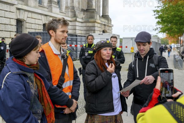 Participants of the Citizens' Assembly on Climate Protection of the New Generation present their results. orange waistcoat: Henning Jeschke. in front of the Reichstag, Berlin, 06.10.2025