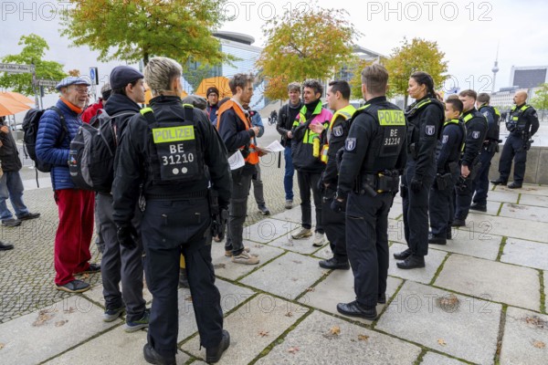 Henning Jeschke discusses with a policeman. He wants access to the Reichstag because he wants to make a revolution there. If possible with the 10 other escorts, but also alone if necessary. in front of the Reichstag, Berlin, 06.10.2025