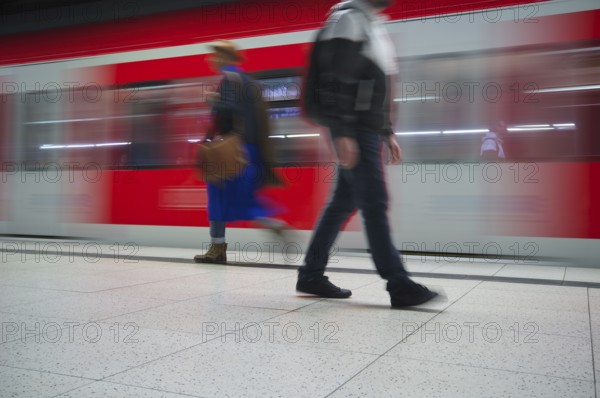 Underground arriving S-Bahn, train, class 420 in traffic red, platform, stop, Stadtmitte station, travellers, passengers, public transport, movement effect, VVS, Verkehrsverbund Stuttgart, local transport, Stuttgart, Baden-Württemberg, Germany