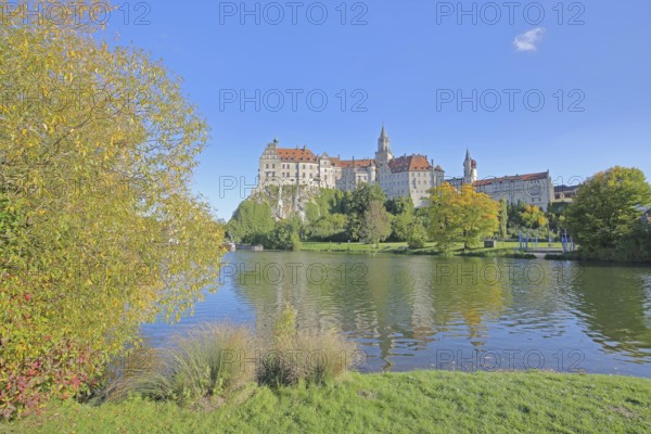 Hohenzollern Castle and Danube, river bank with autumn colours, landmark, castle, Sigmaringen, Swabian Alb, Baden-Württemberg, Germany