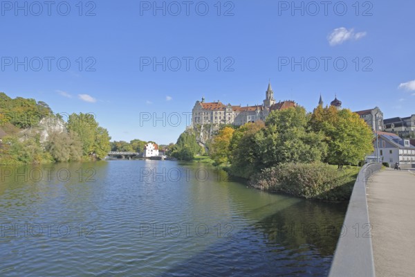 Hohenzollern Castle and Danube, bank with Panthelstein and autumn colours, landmark, castle bridge, castle, Sigmaringen, Swabian Alb, Baden-Württemberg, Germany
