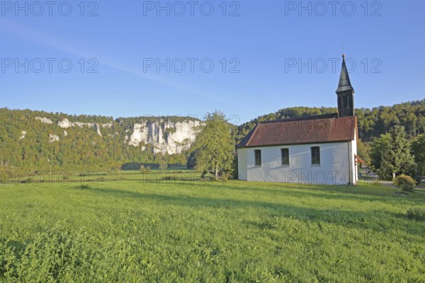 St. Agatha Chapel and landscape with rock formations, rock cliffs, rocks, Schaufelsen, Sankt, Neidlingen, Beuron, Upper Danube Valley, Swabian Alb, Baden-Württemberg, Germany