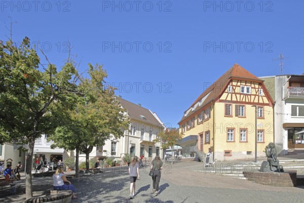 Unterer Markt with sculpture and Bronner House, home of winegrower, pharmacist and writer Johann Philipp Bronner, minstrel of Wissenlo, Hatto Zeidler, Unterer Markt, Wiesloch, Baden-Württemberg, Germany