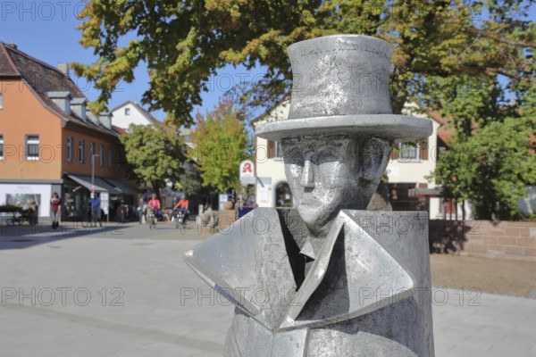 Sculpture Standing Collar by Bernd Kastenholz 1994, metal sculpture, modern art, aluminium, curious male figure with collar and hat, top hat, tailcoat, suit, detail, face, head, Hauptstraße, Wiesloch, Baden-Württemberg, Germany