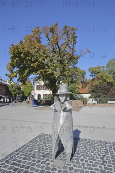 Sculpture Standing Collar by Bernd Kastenholz 1994, metal sculpture, modern art, aluminium, standing curious male figure with collar and hat, top hat, tailcoat, suit, Hauptstraße, Wiesloch, Baden-Württemberg, Germany