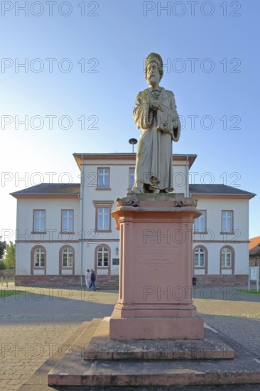Schöffer monument at the town hall, Peter Schöffer first bookseller, publisher, entrepreneur of book printing, Schöffer monument, Schöfferplatz, Gernsheim, Hesse, Germany