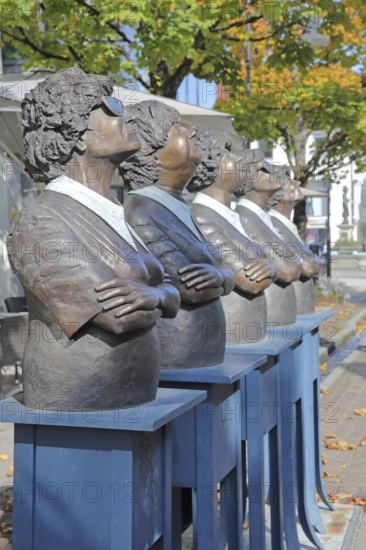 Sculpture Persil bleibt Persil by Guido Messer 1993, five bronze sculptures look synchronously up into the air, look, up, look, see, pedestal, frame, sunglasses, crossed arms, row, series, cheerful, joy, curious, faces, depth of field, Friedrichstraße, Balingen, Swabian Alb, Baden-Württemberg, Germany