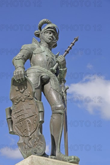 Medieval knight figure with Württemberg coat of arms shield and sword, bronze sculpture, knight's armour, free-standing, market fountain, market square, Balingen, Swabian Alb, Baden-Württemberg, Germany