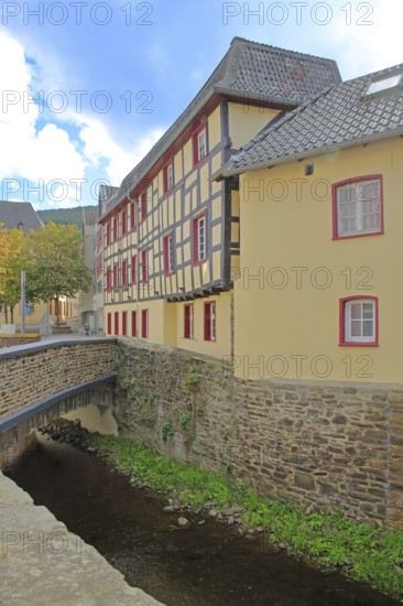 Bridge over the Erft stream and half-timbered house, Fibergasse, Bad Münstereifel, Ahrgebirge, Eifel, North Rhine-Westphalia, Germany