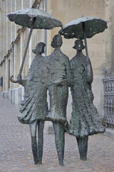 Sculpture Umbrella Ladies by Heinz Tobolla 1974, modern art, bronze sculptures, three standing female figures with umbrellas and skirts, St. Nikolaus, Aachen, Eifel, North Rhine-Westphalia, Germany