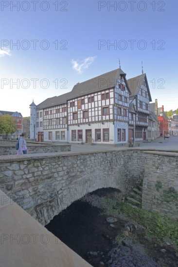 Heinz-Küpper-Bridge over the Erft stream and half-timbered house, pedestrian, stone arch bridge, market, Bad Münstereifel, Ahrgebirge, Eifel, North Rhine-Westphalia, Germany