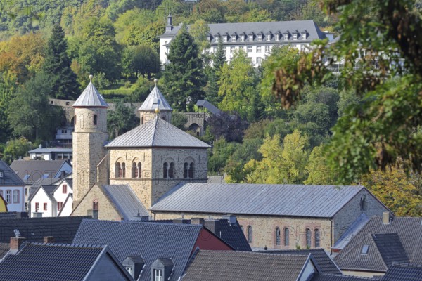Romanesque collegiate church of St. Chrysanthus and Daria, townscape, historic town wall, twin towers, Bad Münstereifel, Ahrgebirge, Eifel, North Rhine-Westphalia, Germany