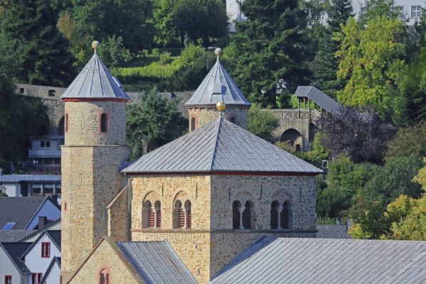 Twin towers of the Romanesque collegiate church of St Chrysanthus and Daria and historic town wall, Bad Münstereifel, Ahrgebirge, Eifel, North Rhine-Westphalia, Germany