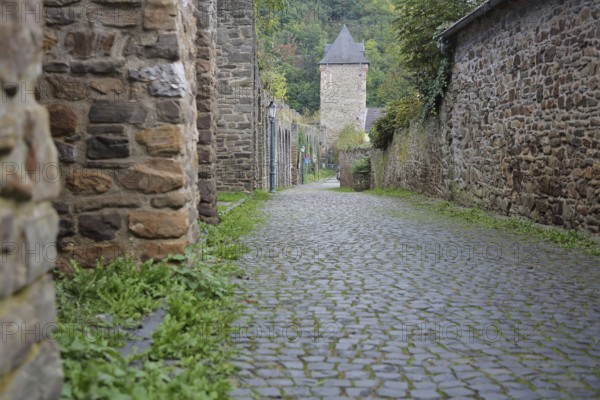 Historic town wall with Werther Tor, town tower, town gate, Wallgasse, town fortification, cobblestones, alley, Wallgasse, Bad Münstereifel, Ahrgebirge, Eifel, North Rhine-Westphalia, Germany