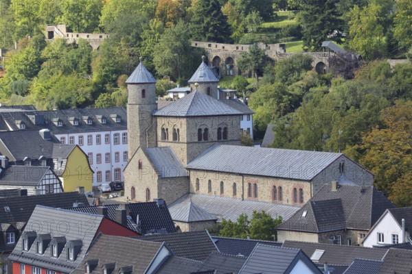 Romanesque collegiate church of St Chrysanthus and Daria, historic town wall and townscape, twin towers, Bad Münstereifel, Ahrgebirge, Eifel, North Rhine-Westphalia, Germany