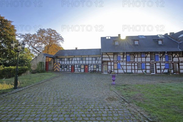 Half-timbered house in the inner courtyard of the Kleeburg castle built in the 14th century, moated castle, Weidesheim, Euskirchen, Vordereifel, Eifel, North Rhine-Westphalia, Germany