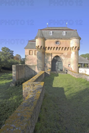 Portal with archway, large castle built in the 18th century, bridge, castle moat, Kleinbüllesheim, Euskirchen, Vordereifel, Eifel, North Rhine-Westphalia, Germany