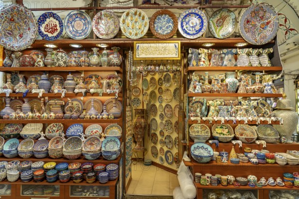 Porcelain shop in the Grand Bazaar Kapali Çarsi Istanbul, Turkey