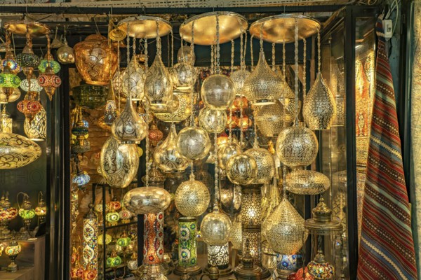 Shop with oriental lamps in the Grand Bazaar Kapali Çarsi Istanbul, Turkey
