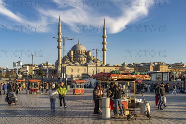 Stand with corn and chestnuts on Eminönü Square Eminönü Meydani and the New Mosque Yeni Cami in Eminönü, Istanbul, Turkey