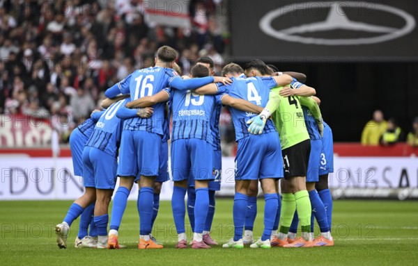 Team building, team circle in front of the start of the match 1. FC Heidenheim FCH, MHPArena, MHP Arena Stuttgart, Baden-Württemberg, Germany