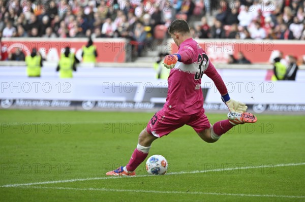Goalkeeper Alexander Nübel VfB Stuttgart (33) Action on the ball MHPArena, MHP Arena Stuttgart, Baden-Württemberg, Germany