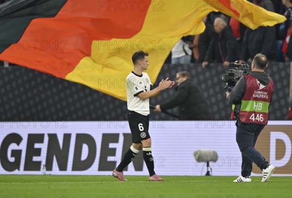 Joshua Kimmich GER (06) thanks fans after the match gesture gesture TV camera, national flag, flag, black-red-gold, World Cup qualifier, international match, Germany vs Luxembourg, PreZero Arena, Sinsheim, Baden-Württemberg, Germany
