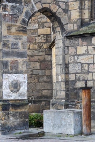 Röhrfahrtbrunnen in front of the Frauenkirch, Market Square, Old Town, Meissen, Saxony, Germany