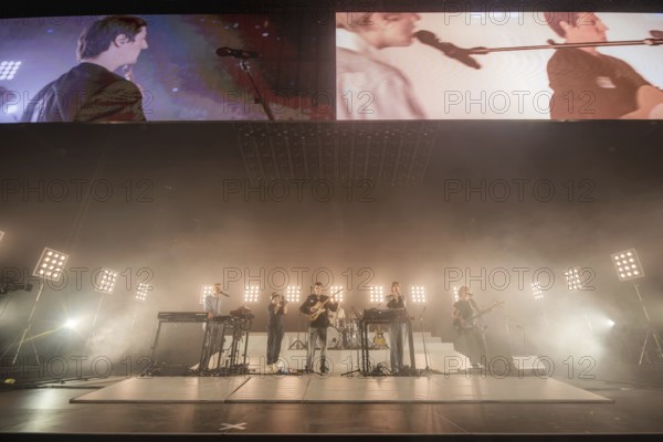 Louie Swain (Keyboarder), Jules Crommelin (Gitarrist), Anatole Serret (Schlagzeuger), Patrick Hetherington (Keyboarder) und Noah Hill (Bassist) von Parcels live in der Berliner Max-Schmeling-Halle am 04.10.2025