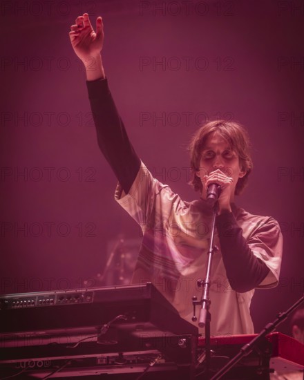 Patrick Hetherington, Keyboarder von Parcels live in der Berliner Max-Schmeling-Halle am 04.10.2025