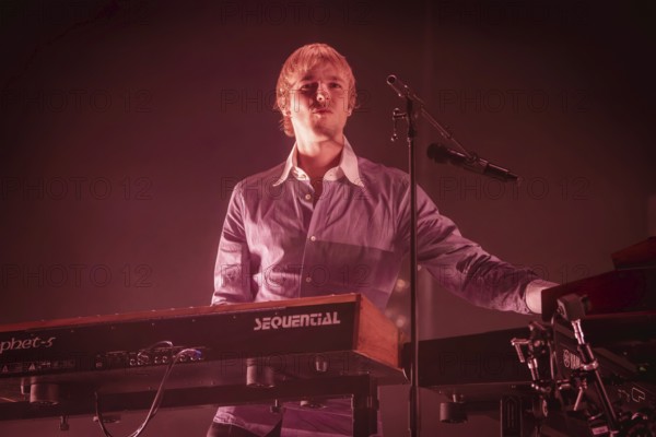 Louie Swain, Keyboarder von Parcels live in der Berliner Max-Schmeling-Halle am 04.10.2025