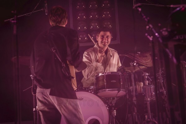 Jules Crommelin (Gitarrist) und Anatole Serret (Schlagzeuger) von Parcels live in der Berliner Max-Schmeling-Halle am 04.10.2025