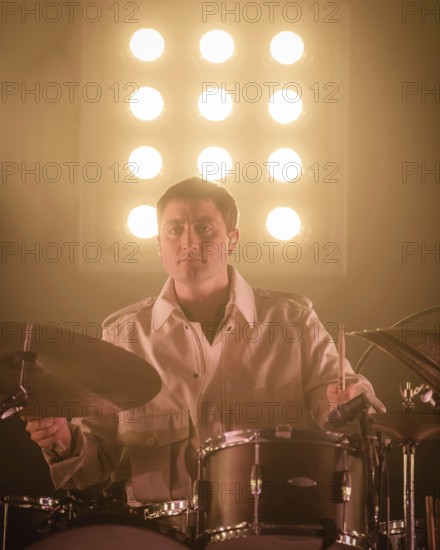 Anatole Serret, Schlagzeuger von Parcels live in der Berliner Max-Schmeling-Halle am 04.10.2025