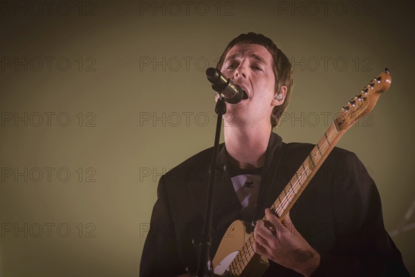 Jules Crommelin, Gitarrist von Parcels live in der Berliner Max-Schmeling-Halle am 04.10.2025