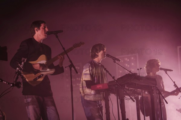 Jules Crommelin (Gitarrist), Patrick Hetherington (Keyboarder) und Noah Hill (Bassist) von Parcels live in der Berliner Max-Schmeling-Halle am 04.10.2025