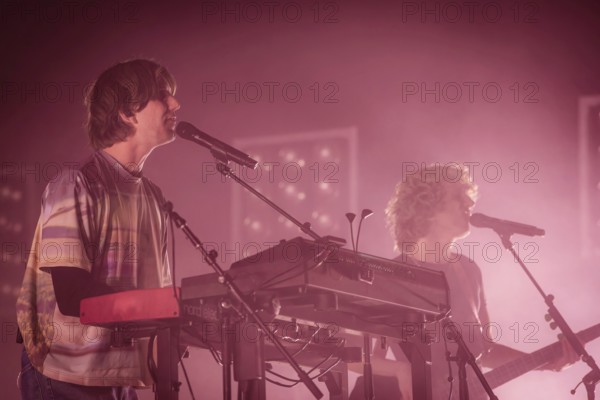 Patrick Hetherington (Keyboarder) und Noah Hill (Bassist) von Parcels live in der Berliner Max-Schmeling-Halle am 04.10.2025