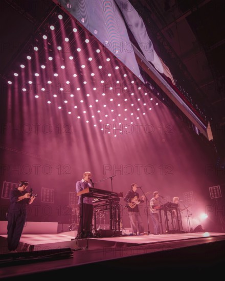 Louie Swain (Keyboarder), Jules Crommelin (Gitarrist), Patrick Hetherington (Keyboarder) und Noah Hill (Bassist) von Parcels live in der Berliner Max-Schmeling-Halle am 04.10.2025