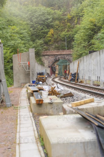 Eisenbahnbaustelle mit Tunnel umgeben von grüner Natur, Bau der Hermann Hessenahn, Calw, Schwarzwald, Deutschland